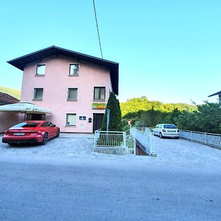 Saraj Guest House Kulen Vakuf Bagian luar foto