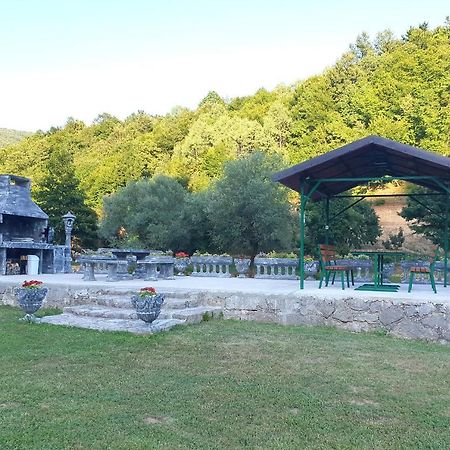 Saraj Guest House Kulen Vakuf Bagian luar foto