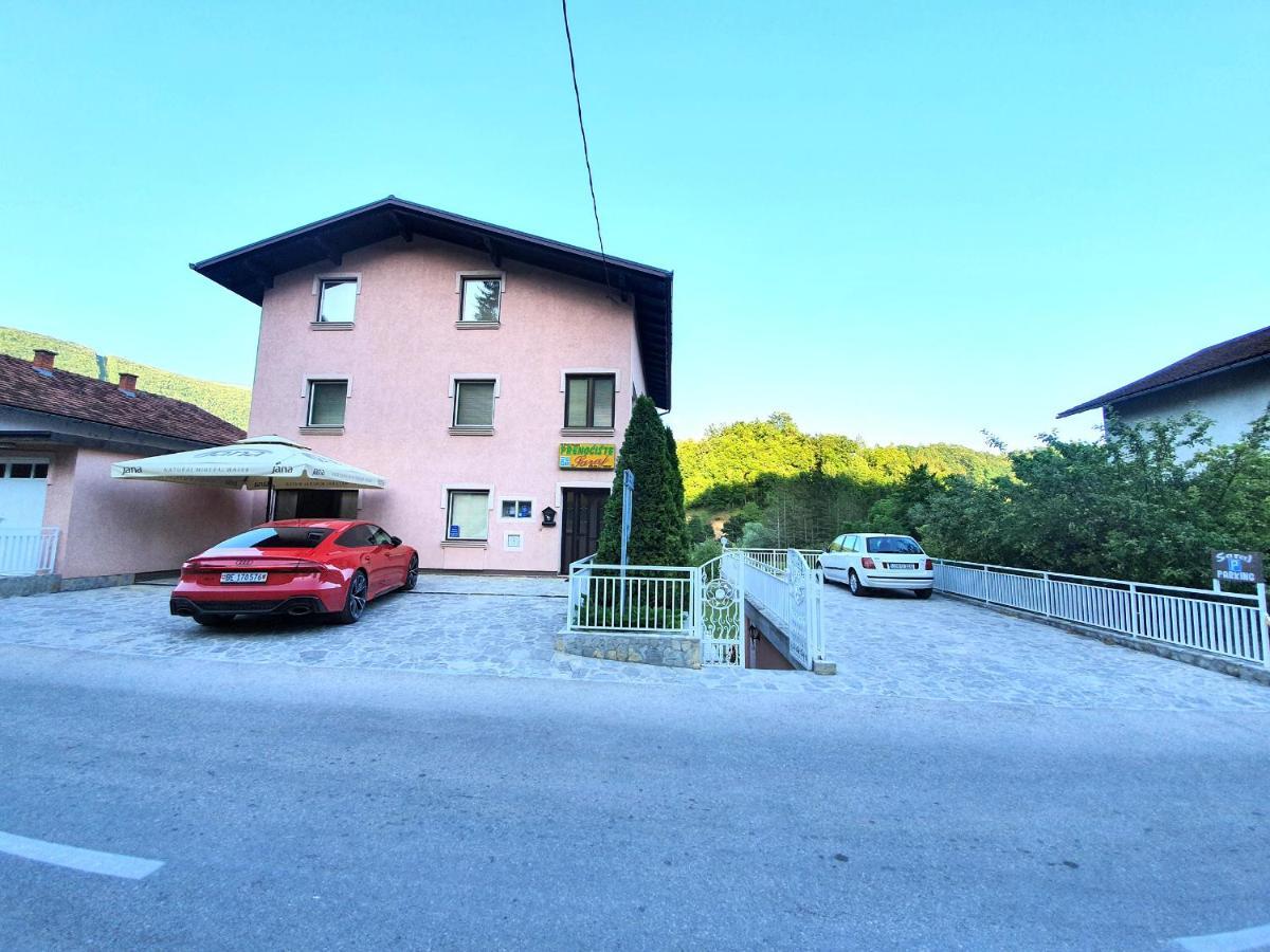 Saraj Guest House Kulen Vakuf Bagian luar foto