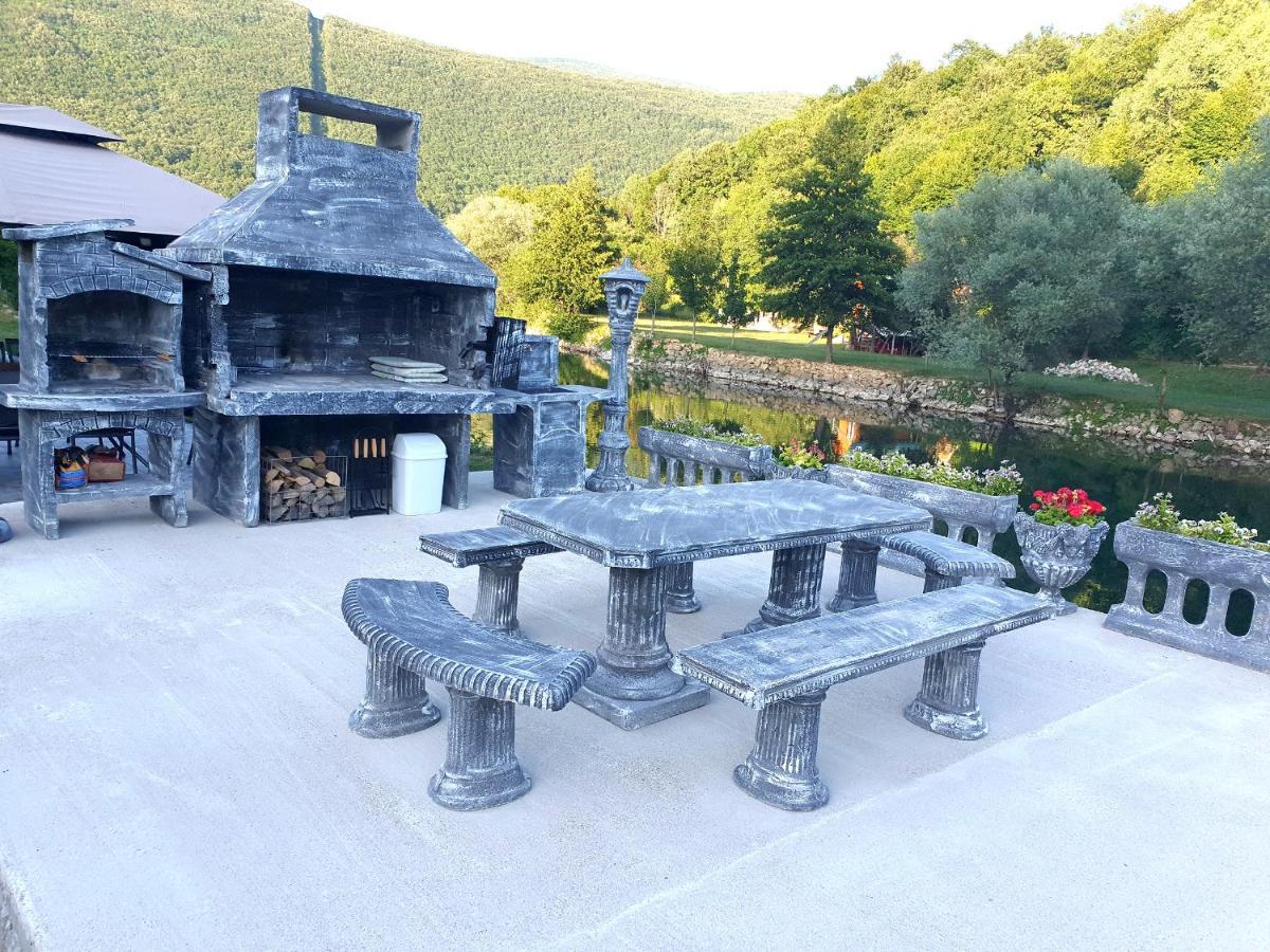 Saraj Guest House Kulen Vakuf Bagian luar foto