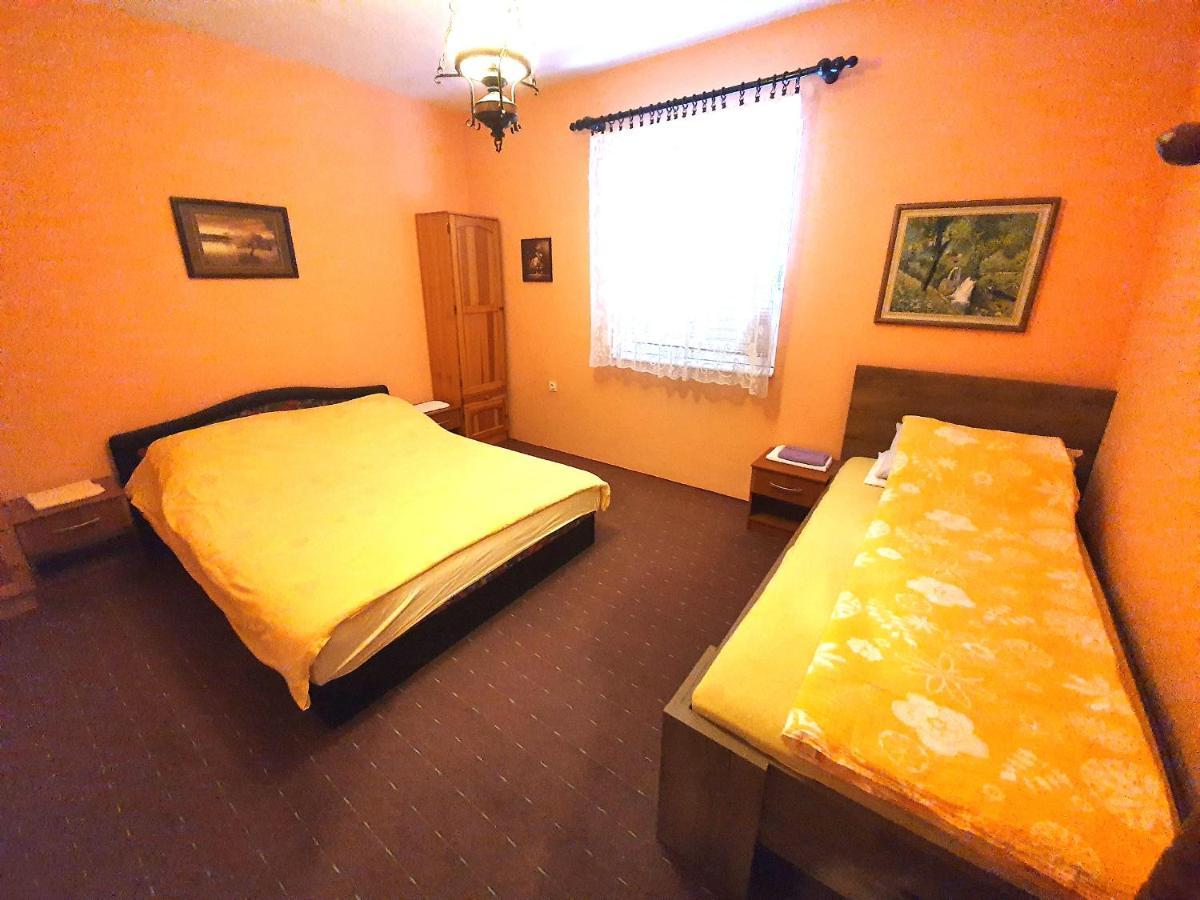Saraj Guest House Kulen Vakuf Bagian luar foto