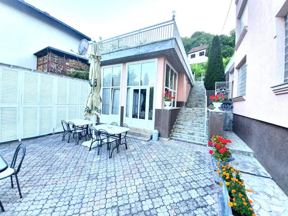 Saraj Guest House Kulen Vakuf Bagian luar foto