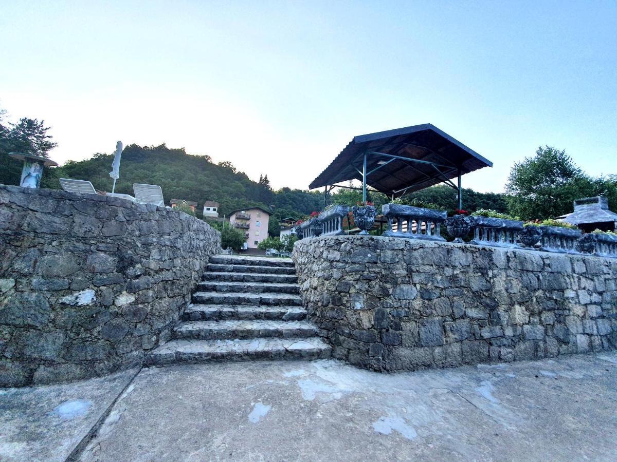 Saraj Guest House Kulen Vakuf Bagian luar foto
