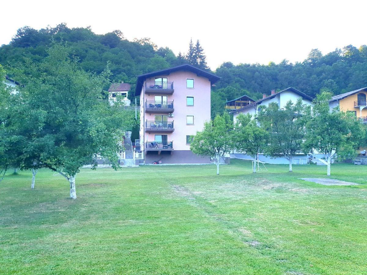 Saraj Guest House Kulen Vakuf Bagian luar foto