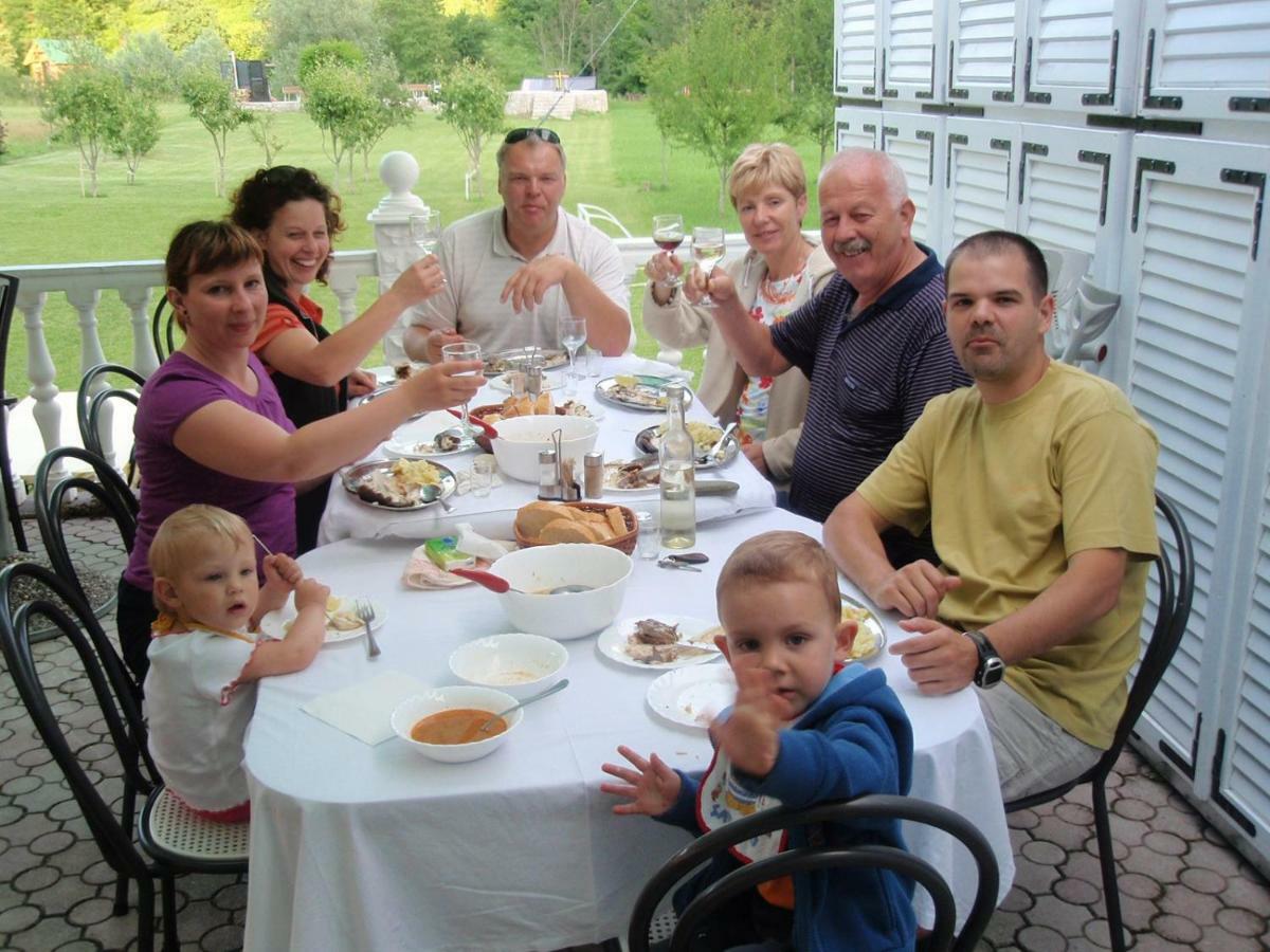 Saraj Guest House Kulen Vakuf Bagian luar foto