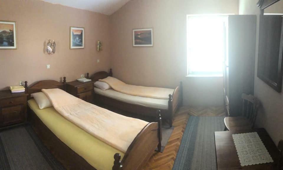 Saraj Guest House Kulen Vakuf Bagian luar foto