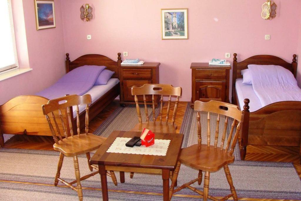 Saraj Guest House Kulen Vakuf Bagian luar foto