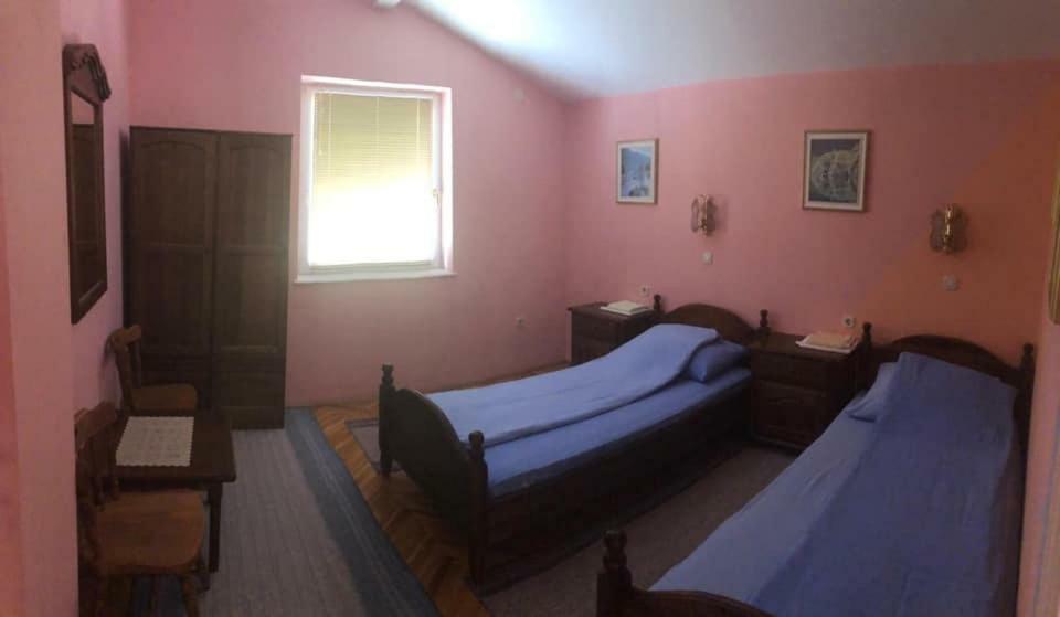 Saraj Guest House Kulen Vakuf Bagian luar foto
